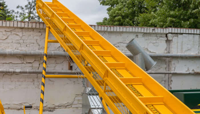 JASA PEMBUATAN APRON CONVEYOR – FABRIKASI SISTEM KONVEYOR